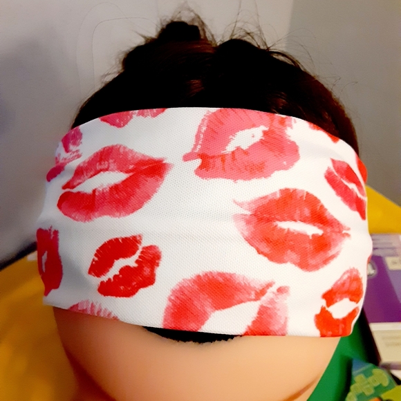Kisses pink on white stretch headband - Picture 2 of 5